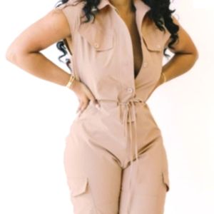 Sleeveless jumpsuit with side pockets.